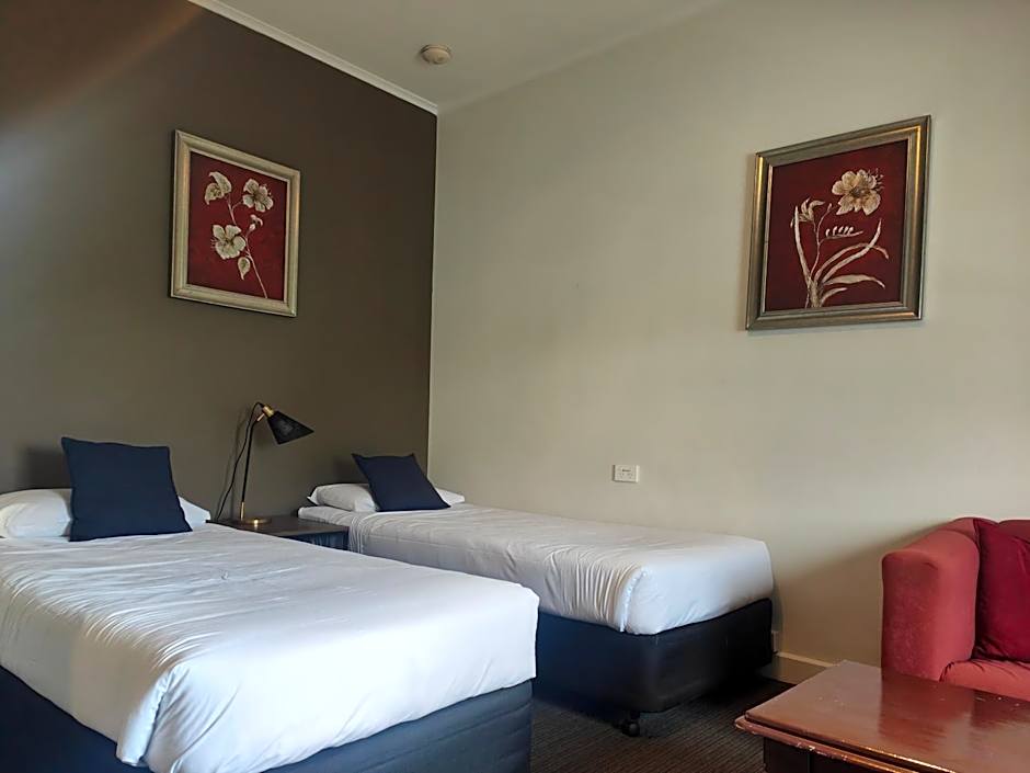 Centennial Inn on Bathurst