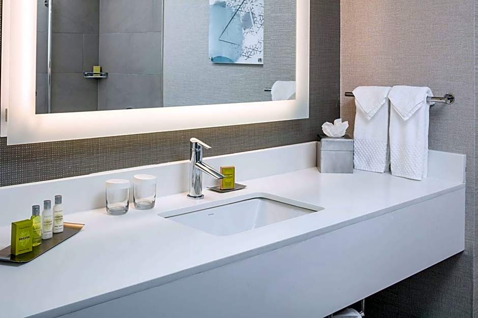 DoubleTree by Hilton Boston Logan Airport Chelsea