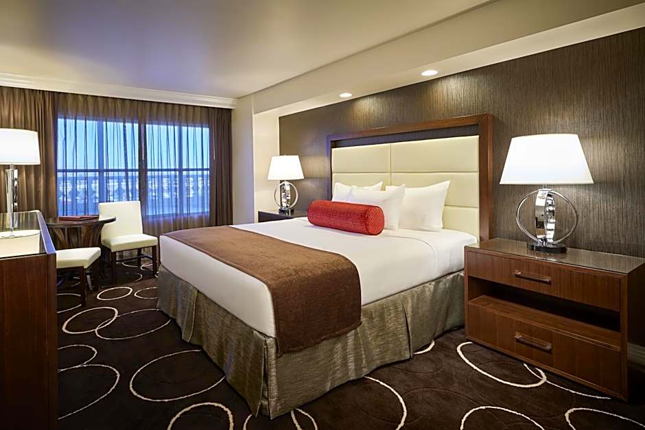 Photo 1 of 4 of Deluxe 1 King Bed