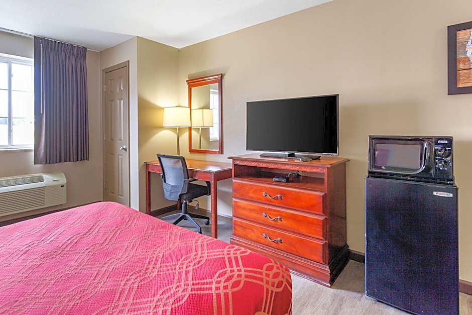 Econo Lodge Inn And Suites