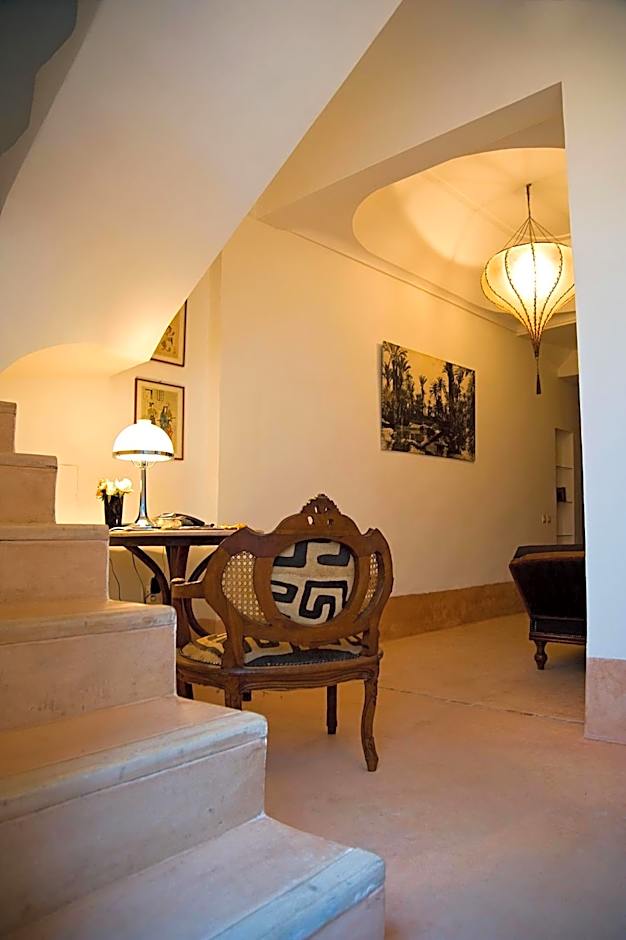 Riad Le J