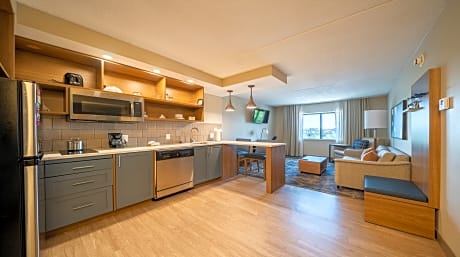 1 Bedroom Suite with Full Kitchen