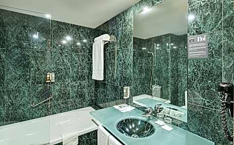 Twin + Sofa bed 2 Adults