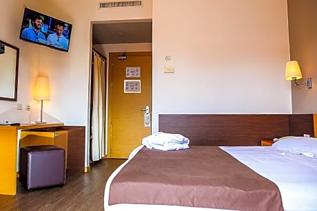 Family Room (1 Double Bed and 2 Twin Beds)