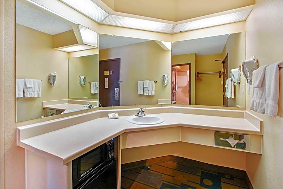 La Quinta Inn & Suites by Wyndham Albuquerque Journal Ctr Nw