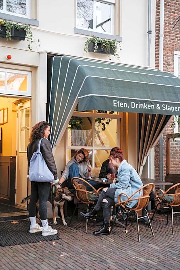 Long John's Pub & Hotel