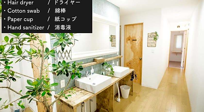 IZA Enoshima Guest House & Bar