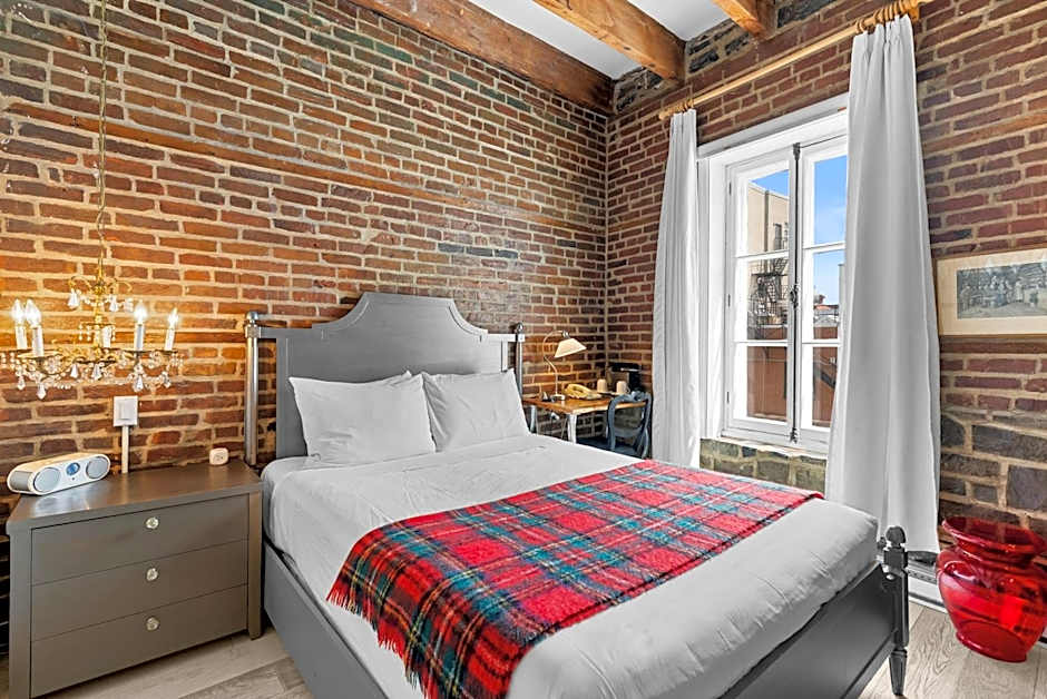 Auberge Place d'Armes - Par Aneyro