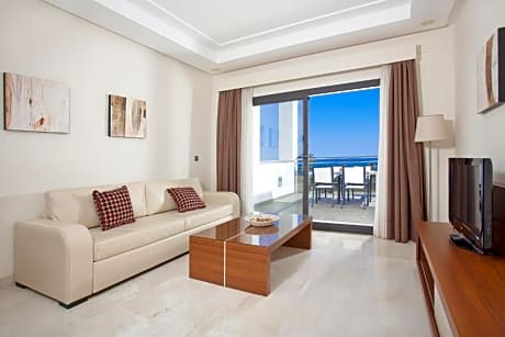 DELUXE WITH TERRACE SEA VIEW 2 ADULTS + 2 CHILDREN