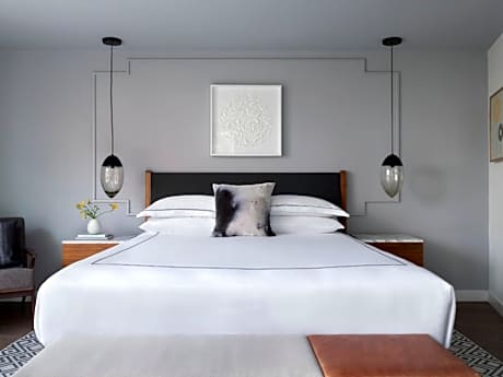 Premium King Room with Roll In Shower - Mobility Accessible