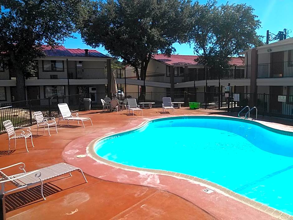 Super 8 by Wyndham Kerrville TX