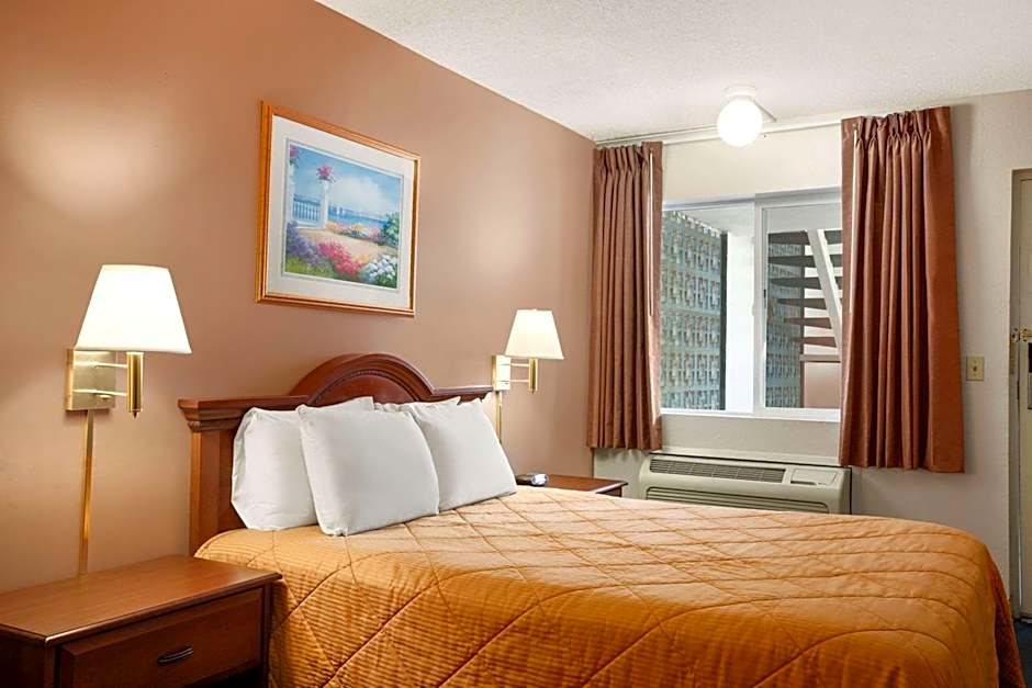 Travelodge by Wyndham Bakersfield