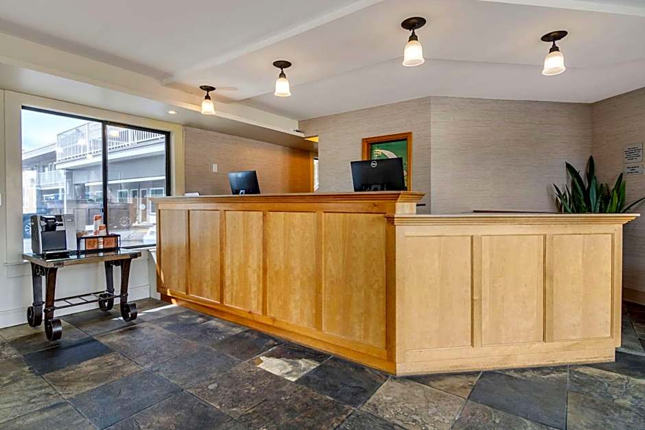 Econo Lodge Inn & Suites