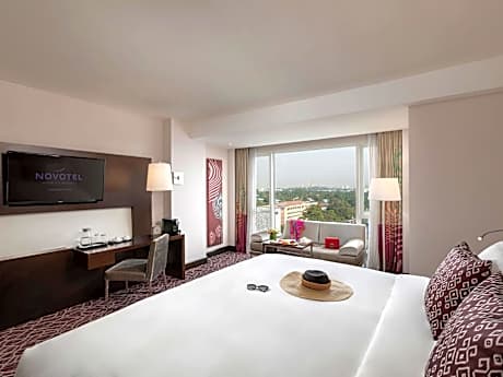 Luxury Executive King Bed Rooms with access to Lounge, Cocktail hour, & Superior amenities