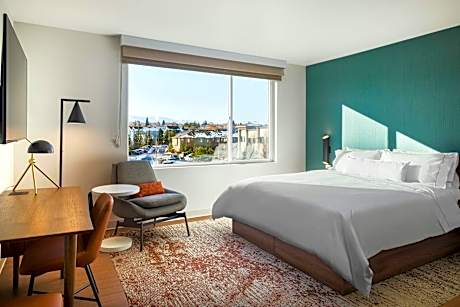 Premium, 1 Bedroom Suite, 1 King, Commons