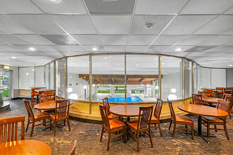 Eastland Suites Hotel & Conference Center By OYO Urbana