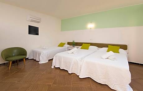 Triple Room with air conditioning and balcony