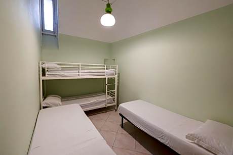 Basic Triple Room with Shared Bathroom