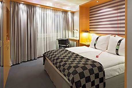 1 Queen Accessible Courtyard View