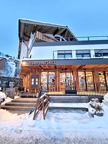 SKILL Mountain Lodge - Ski und Bike Hostel im Sommer mit JOKER CARD
