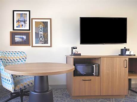 King Room with Roll-In Shower - Mobility and Hearing Access/Non-Smoking