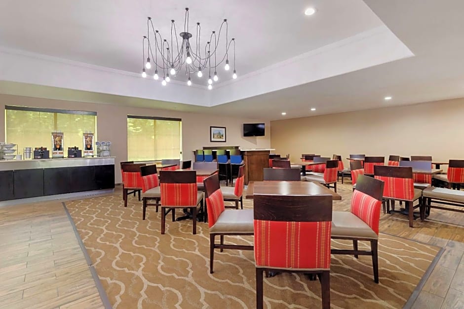 Comfort Inn & Suites Near Six Flags & Medical Center