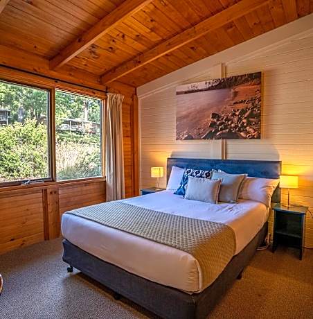 One-Bedroom Cabin with Water View
