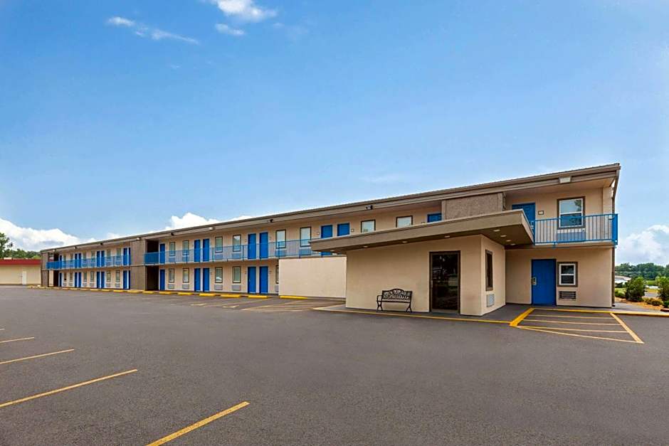 Super 8 by Wyndham Paducah I-24 Exit 4