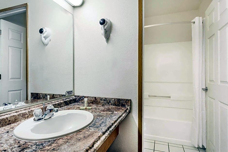 Super 8 Phoenix Metro North – Phoenix, AZ