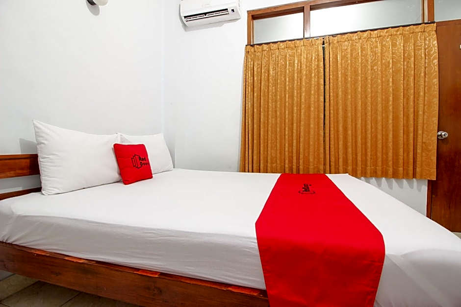 RedDoorz Plus near Alun Alun Selatan