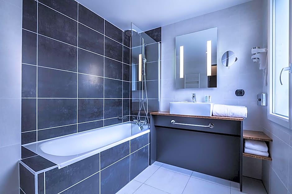 Best Western Plus Suitcase Paris La Defense