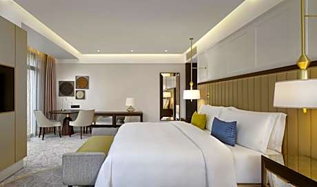 Corner Grand Deluxe King Room