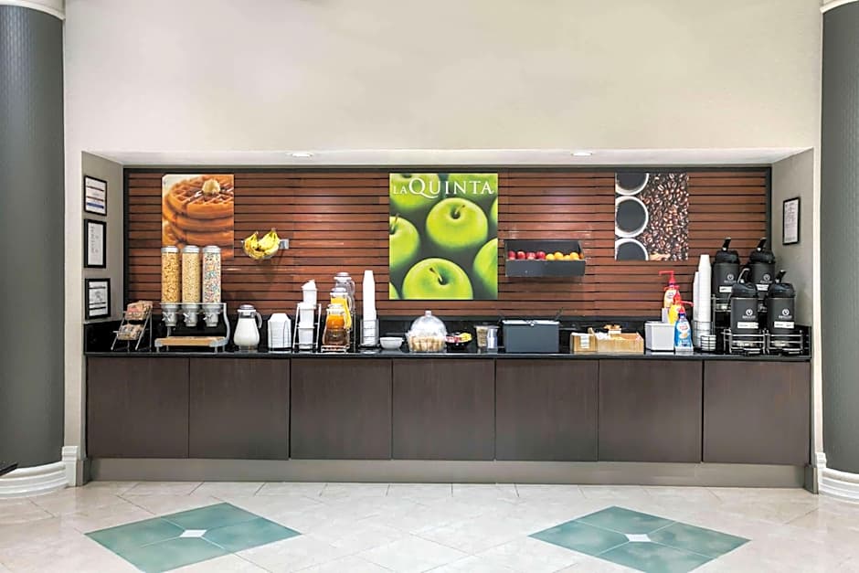 La Quinta Inn & Suites by Wyndham Dallas Arlington South