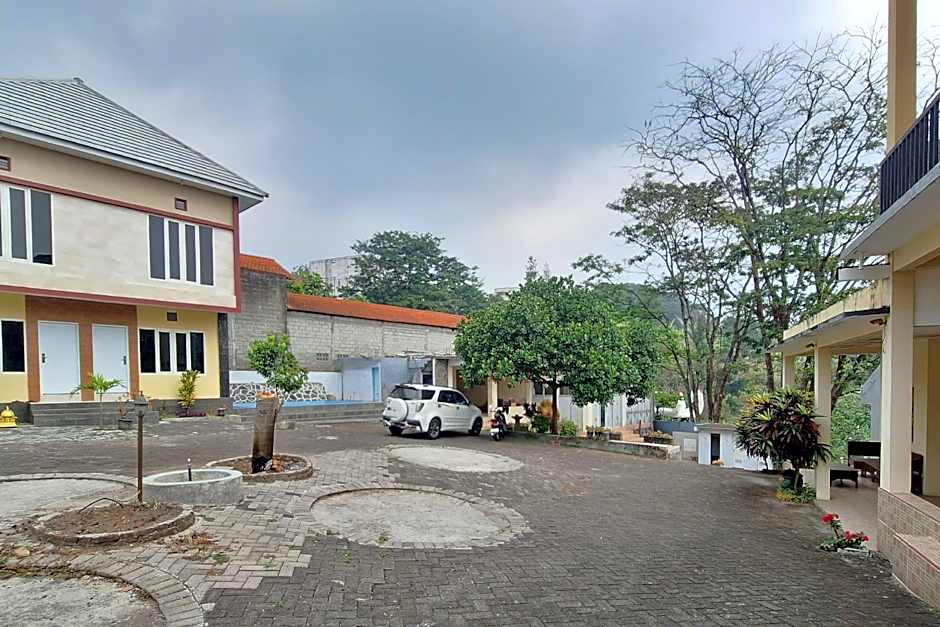 Villa Bukit Bunga Syariah RedPartner Pacet