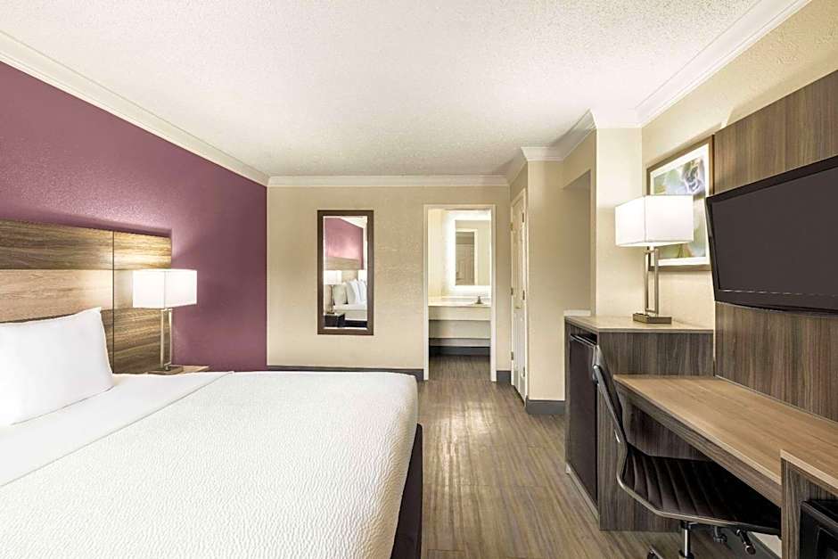 La Quinta Inn & Suites by Wyndham San Antonio Lackland