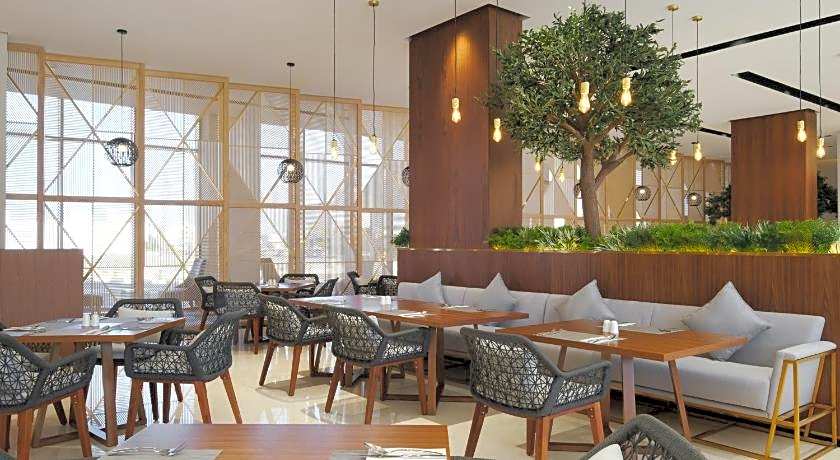 Maani Muscat Hotel and Apartments