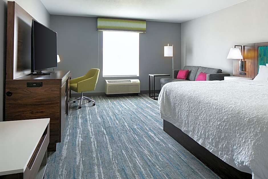 Photo 1 of 5 of 1 King Bed, Hearing/Mobility Accessible, Bathtub