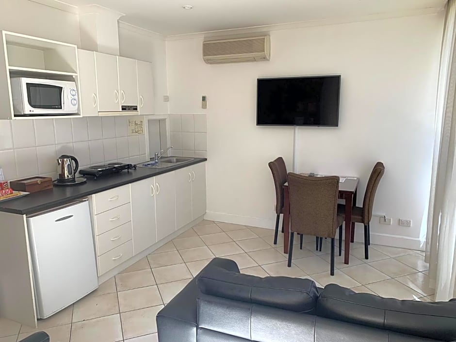 Ensenada Motor Inn and Suites