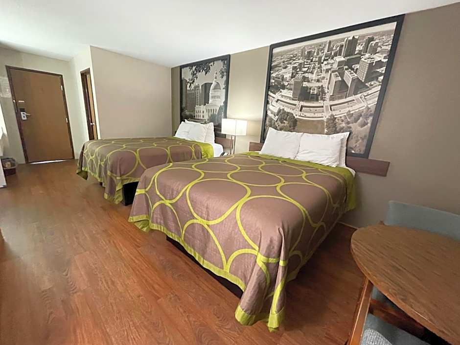 Super 8 by Wyndham Eureka/Six Flags Nearby