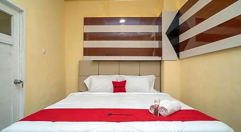 RedDoorz Plus Syariah near Pasar Turi