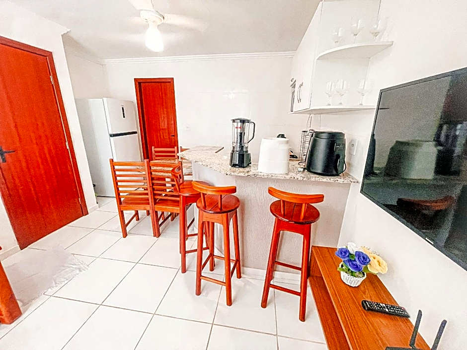 Flat's com 1 suíte no pavimento superior com internet privativa 300MBPS localizado no Residencial Mont Hebron, condomínio a aproximadamente 250m da praia de Taperapuã, com piscinas, sauna e portaria 24hrs