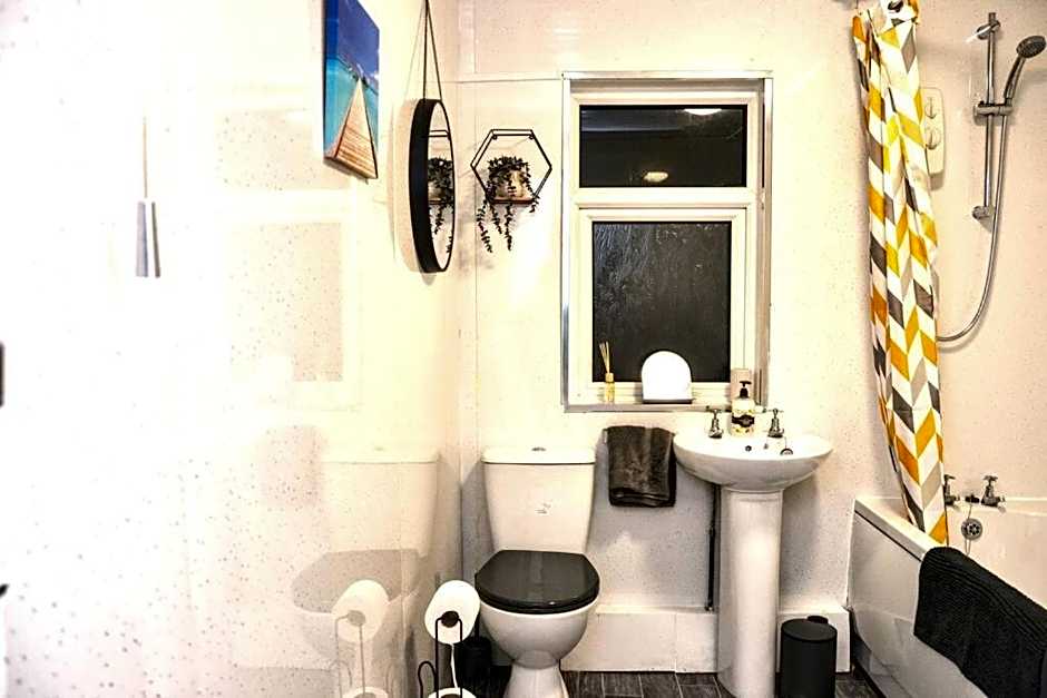 Salisbury - New 3br home, wifi, parking, sleeps 6, near Liverpool city centre