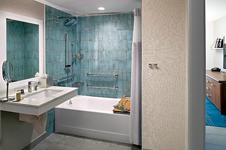 2 Queens Mobility/Hearing Accessible With Tub