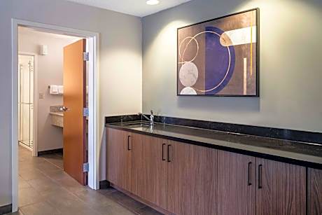 One-Bedroom Executive King Suite with Sofa Bed and Adapted Tub - Mobility and Hearing Accessible