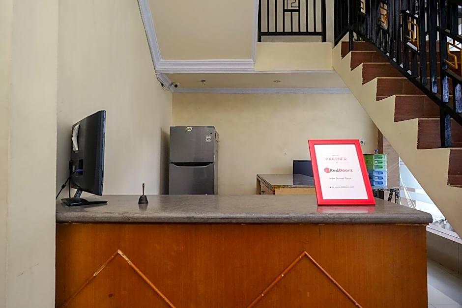 RedDoorz @ Hotel Rich Parepare near Pantai Mattirotasi