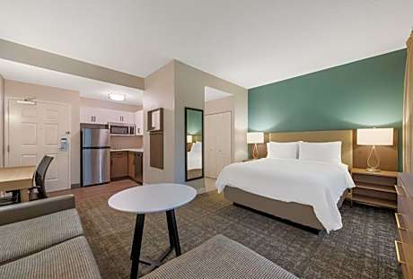 1 Queen Studio Suite