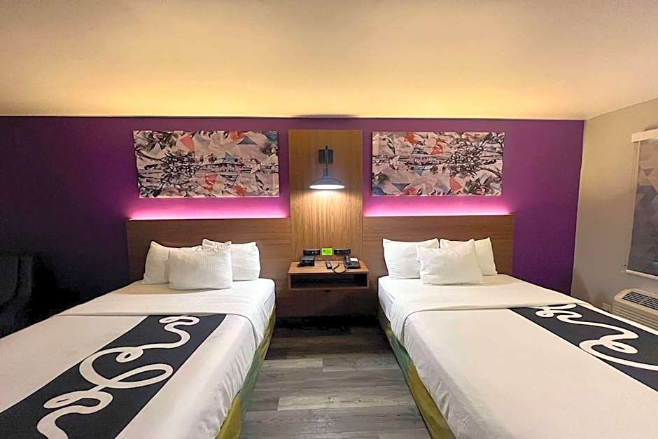 La Quinta Inn & Suites by Wyndham Mid-City