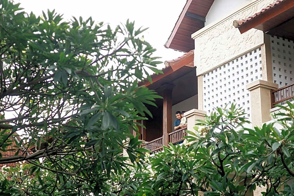 Fourteen Roses Beach Hotel