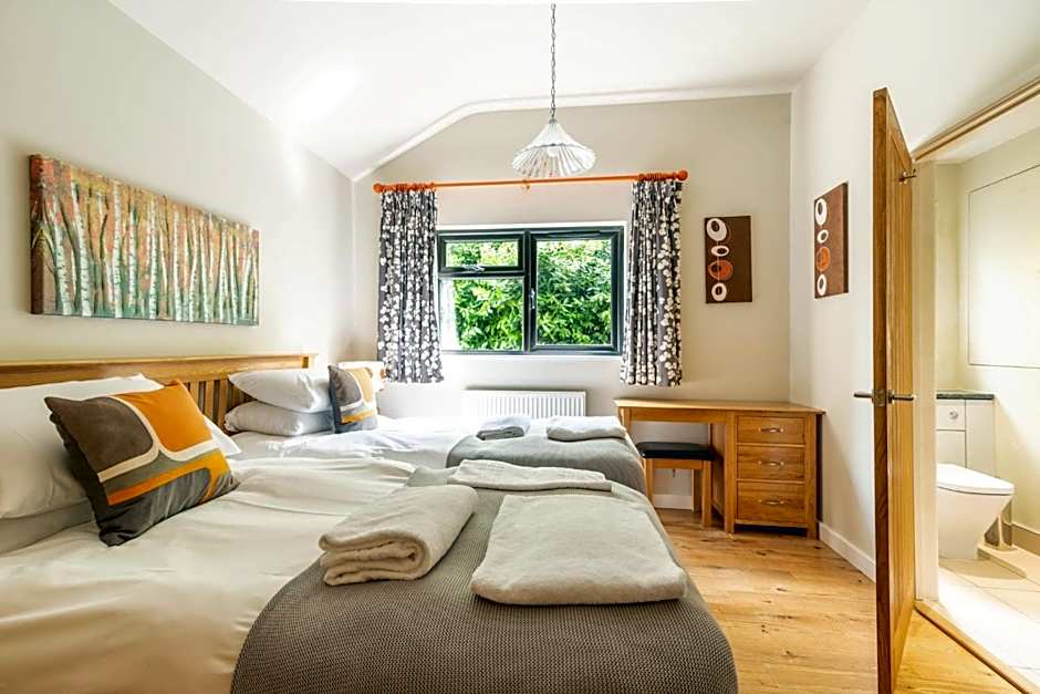 Tor Farm Lodges - Private Hot Tubs, Shared Seasonal Outdoor Pool, Dog Friendly