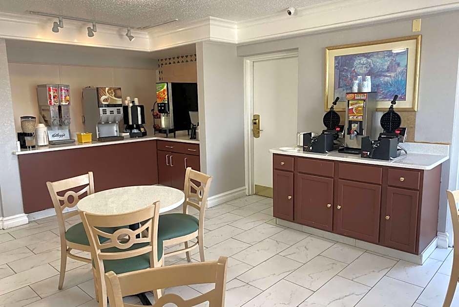Days Inn & Suites by Wyndham Arlington Heights